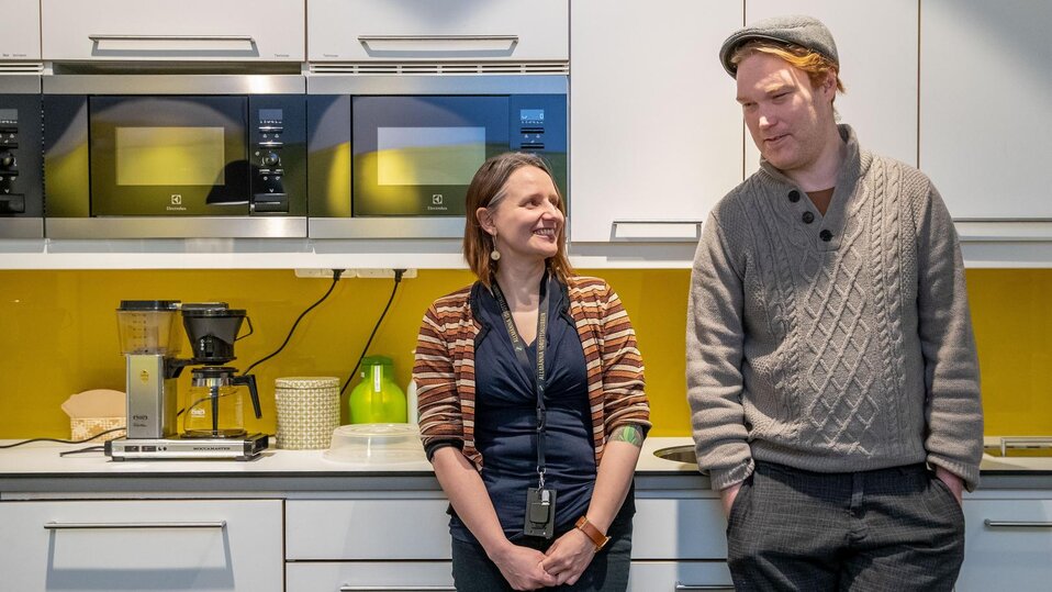 Katarzyna Herd och Jakob Löfgren i köket. Bild