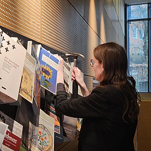 Sarah spikar sin avhandling på spikbrädan. Foto.