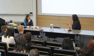 Opponent och respondent i samtal. Foto.