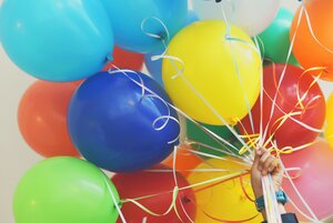 Ett fång ballonger i olika färger. Foto.