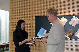 Shirley och handledaren Olof Sundin framför spikbrädan. Foto.
