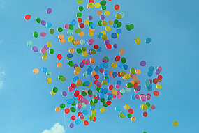 Ballonger som flyger fritt på himmelen. Foto.