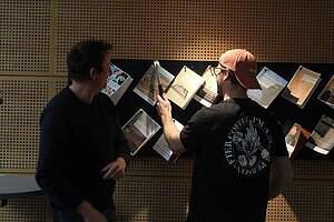 William spikar sin avhandling vid spikbrädan. Foto.