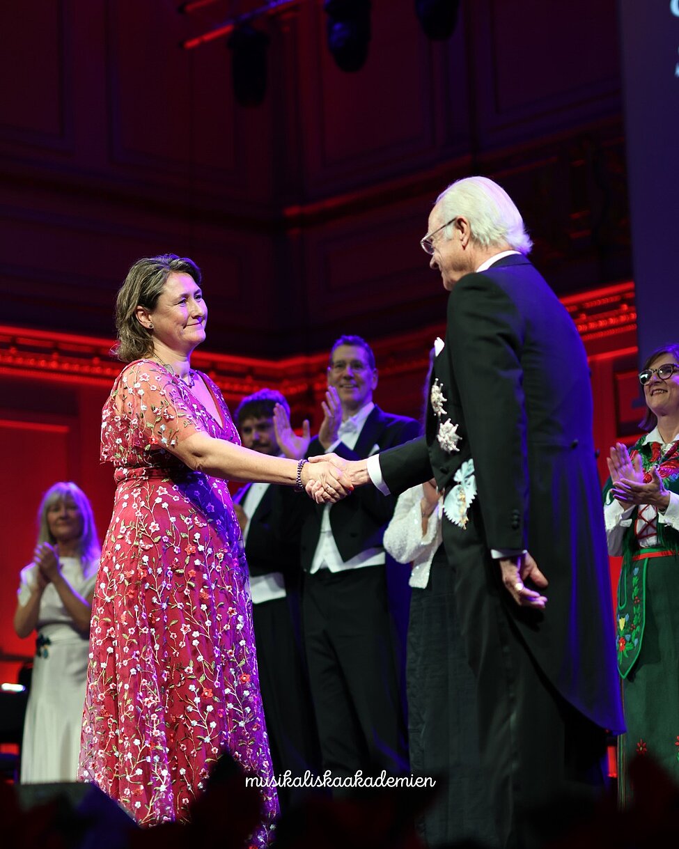 Sanne Krogh Groth skakar hand med kungen. Foto.