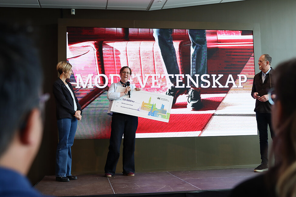 Pernilla mottar en check på 50 000 kr. Foto.