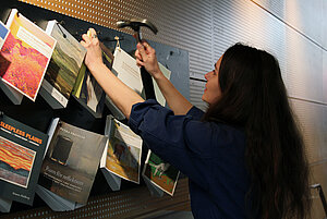 Fannie spikar sin avhandling. Foto.