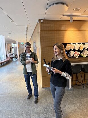 Petra och Ludwig står framför spikbrädan. Foto.