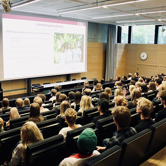 Kåren presenterar sig. Foto.