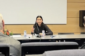 Shirley Chan i disputationssalen sitter vid ett bord och försvarar sin avhandling. Foto.