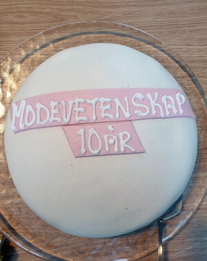 Tårta med texten modevetenskap 10 år. Foto.