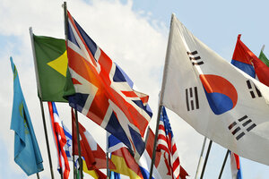 Många olika flaggar som representerar olika länder