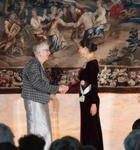 Margareta tar emot medaljen från Kronprinsessan. Foto.