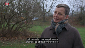 Skärmdump på en tv-skärm där Johanna Rivano Eckerdal intervjuas i bild