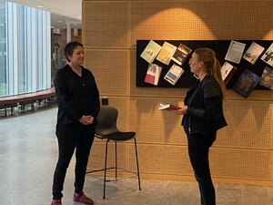 Emma och Gabriella inför spikningen av Emmas avhandling. Foto.