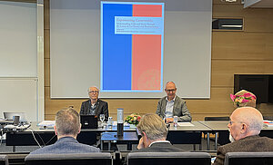 Björn och opponenten vid disputationen. Foto.