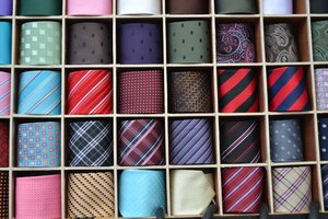 Ihoprullade slipsar i olika färger och mönster