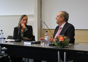 Robert Thvenius och Karin sidén sitter vid ett bord och samtalar. Foto.