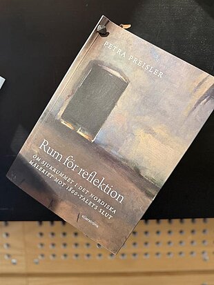 Avhandlingen hänger på en spik på spikbrädan. Foto.