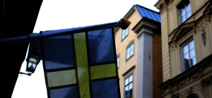 En svensk flagga på en husfasad.