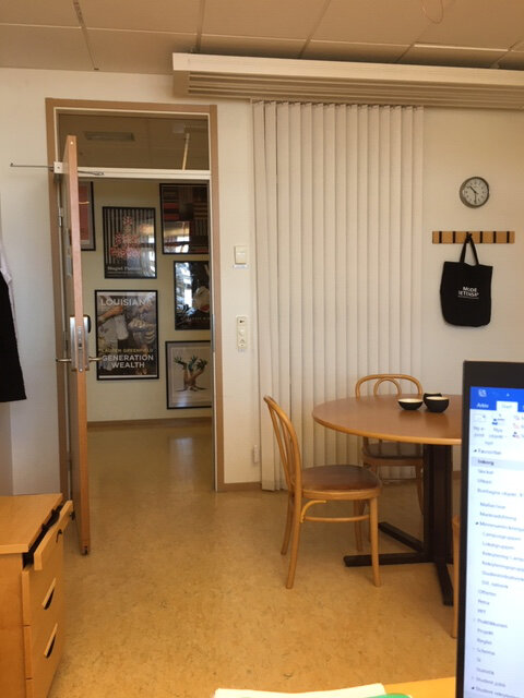 Tomt arbetsrum med dörren öppen mot korridoren.