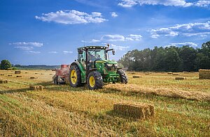 Traktor på ett fält. Foto.