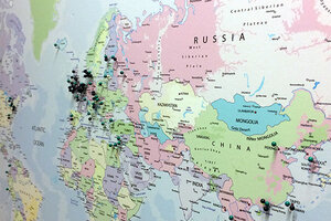 Världskarta med nålar som markerar universitet för utbytesstudier och utresande studenter.