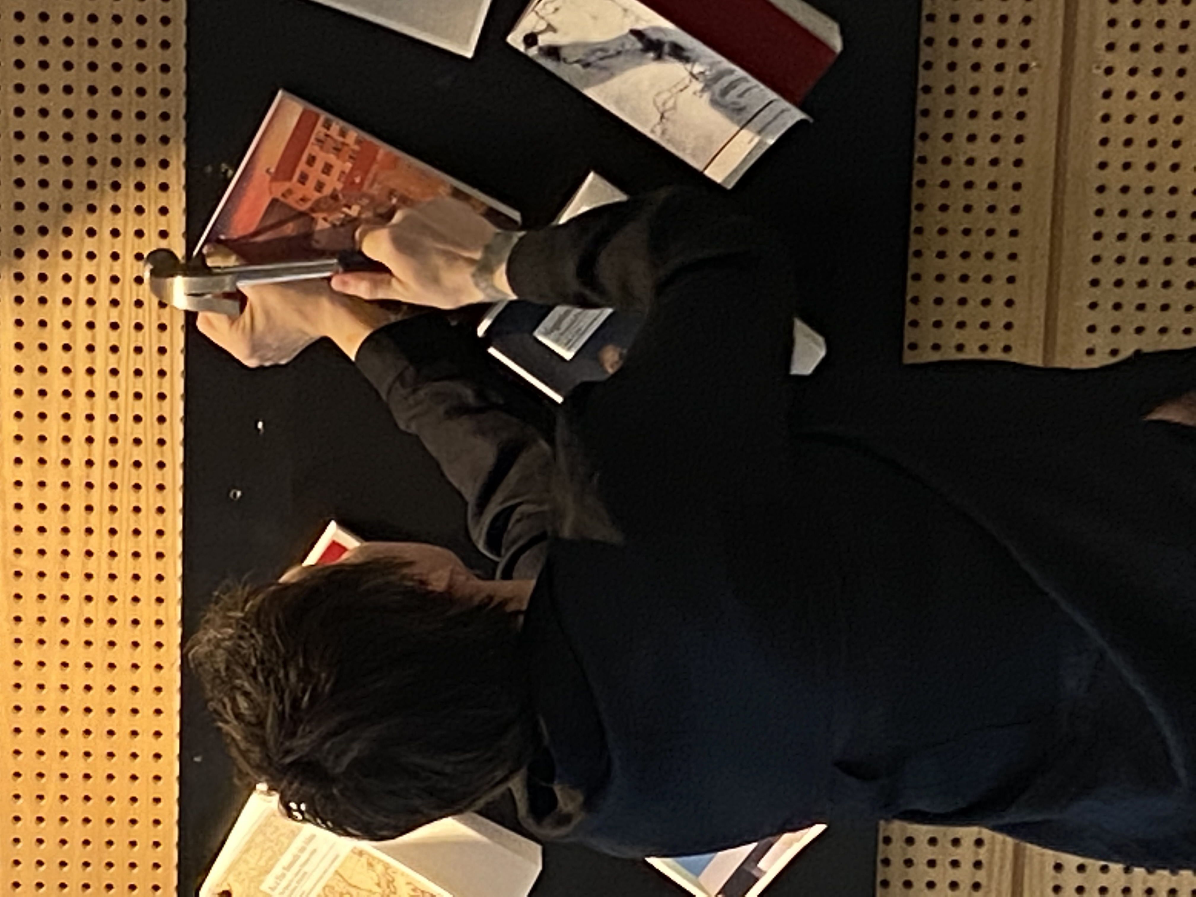 Emma spikar sin avhandling på spikgbrädan. Foto.