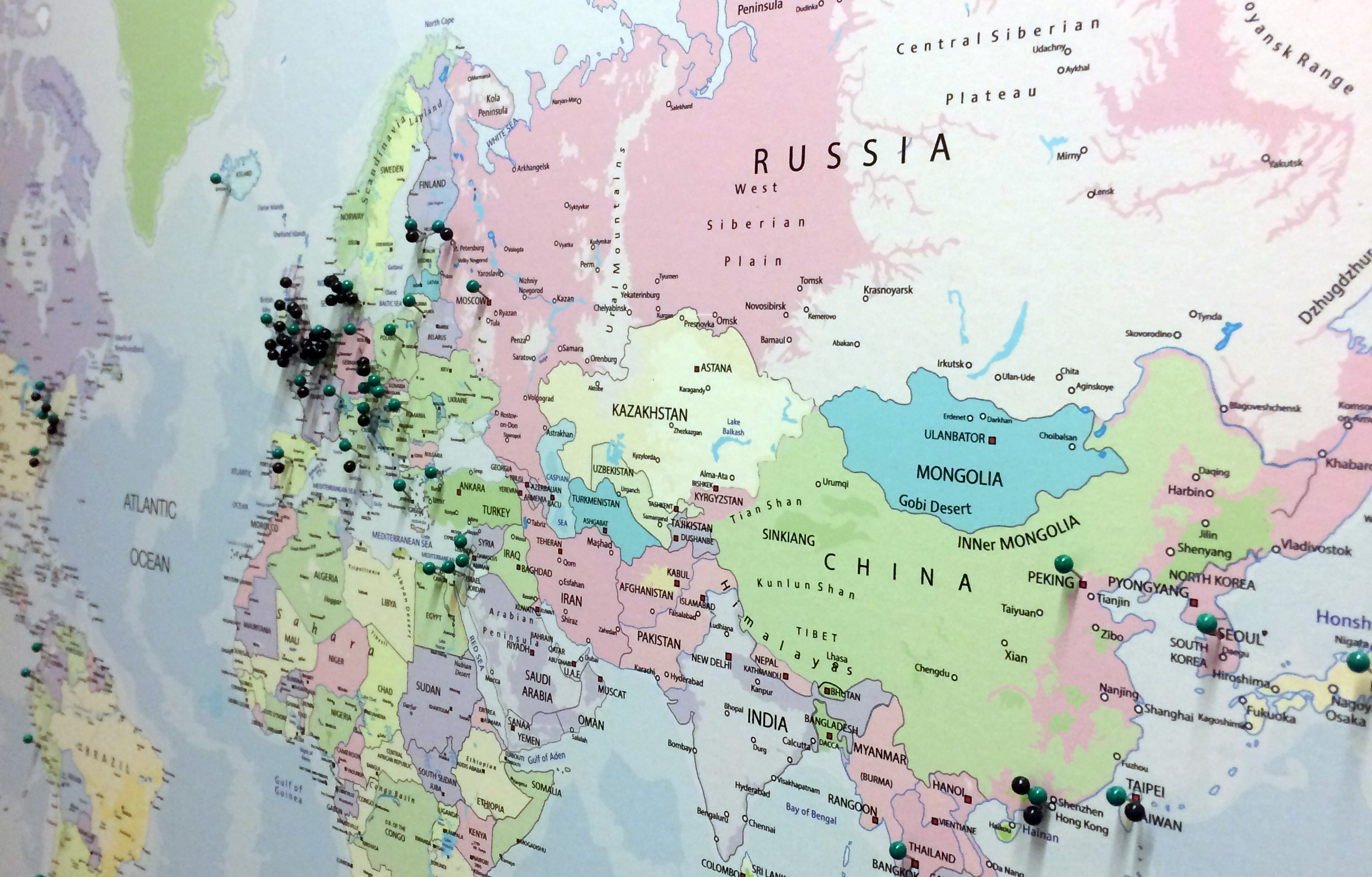 Världskarta med nålar vid platser dit studenter åker på utbytesstudier.