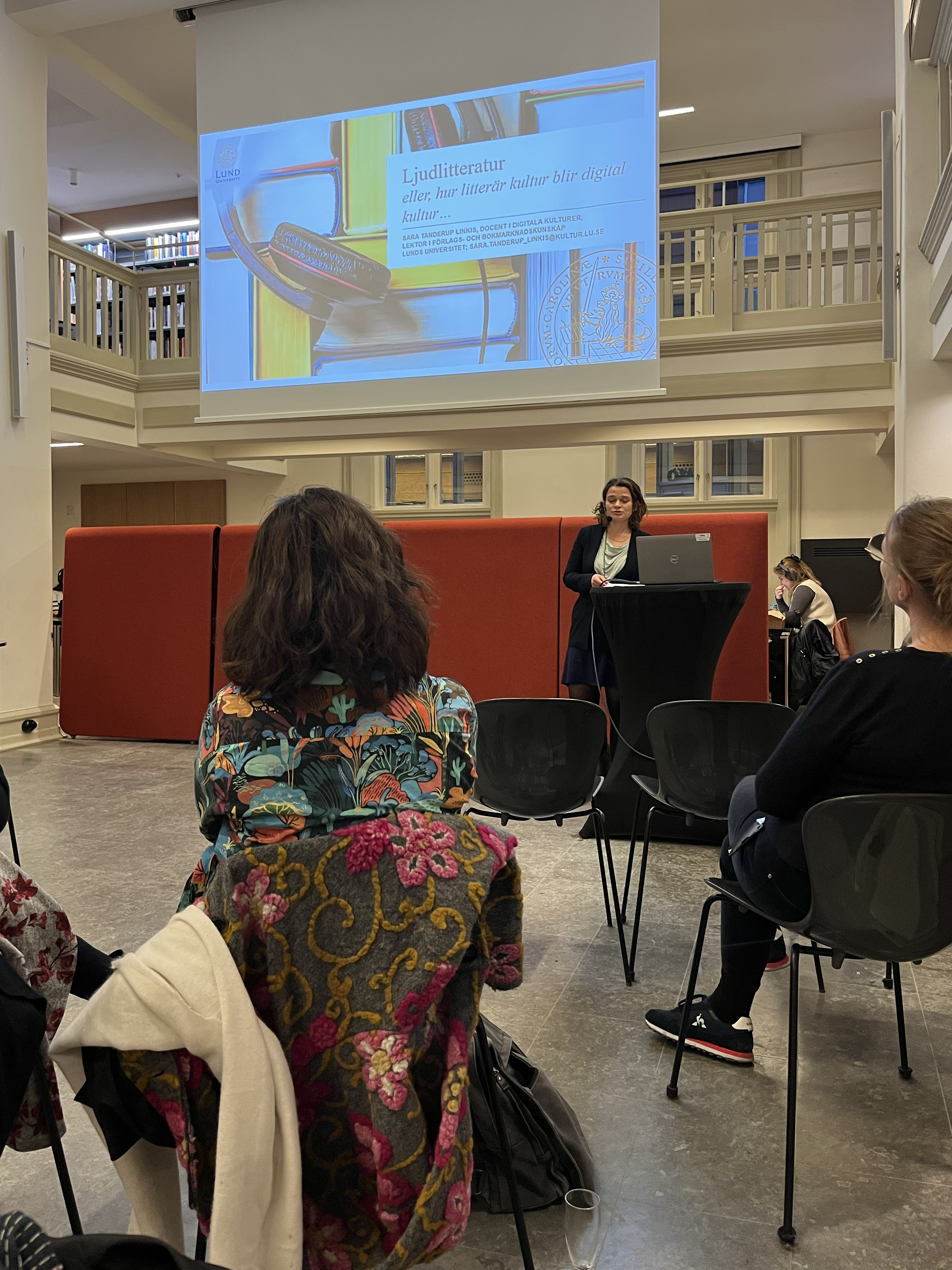 Publik lyssnar på docentföreläsningar i Läsesalen på LUX. Foto.
