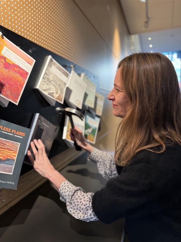 Petra spikar sin avhandling. Foto.